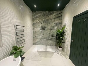 Shower, hair dryer - Entertainment Packed 3BDR Barn at Stevenage (Bragbury End)