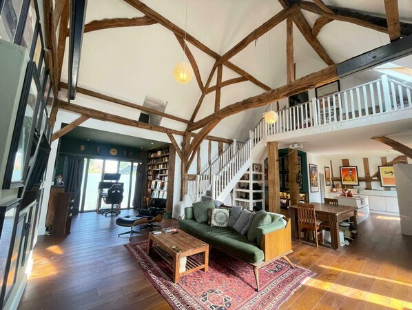 Video games, DVD player, stereo, offices - Entertainment Packed 3BDR Barn at Stevenage (Bragbury End)