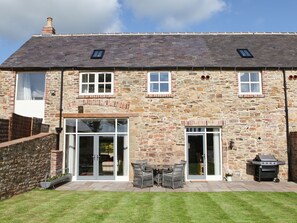 Outdoor dining - The Turnip Barn (Durham)