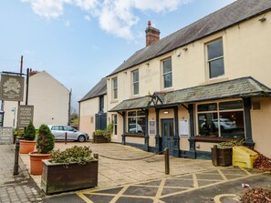 A building with a sign reading "The Travellers Rest" and another sign for "Home Cooked Food Cask Ales." - Stackyard (Durham)