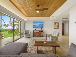 TV, offices - Stunning, Oceanfront Villa directly on Baby Beach (Lahaina)