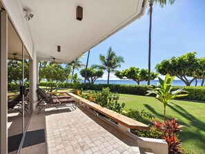 Terrace/patio - Stunning, Oceanfront Villa directly on Baby Beach (Lahaina)