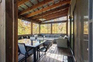 Interior - Chalet Utopia on Lake Beaudoin (Sainte-Émélie-de-l'Énergie)