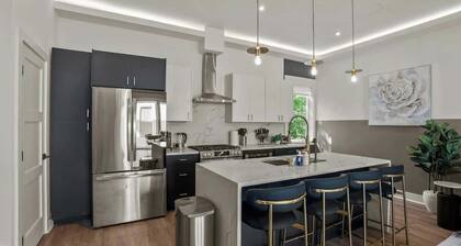 Luxury 3BD | Rooftop Deck | Sleeps 11 | Parking