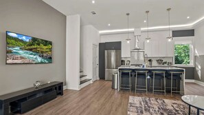 Køleskab, mikrobølgeovn, kogeplade, opvaskemaskine