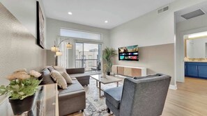 TV, offices - Luxury 3BD | Deep Ellum | Free Parking | Pool+Gym (Dallas)