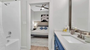 Shower, hair dryer, shampoo - Luxury 1BD | Deep Ellum | Free Parking | Pool+Gym (Dallas)