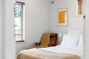 Desk, iron/ironing board, WiFi, bed sheets - Broadway Escape Sunny Designer Beachside Retreat (Glenelg South)