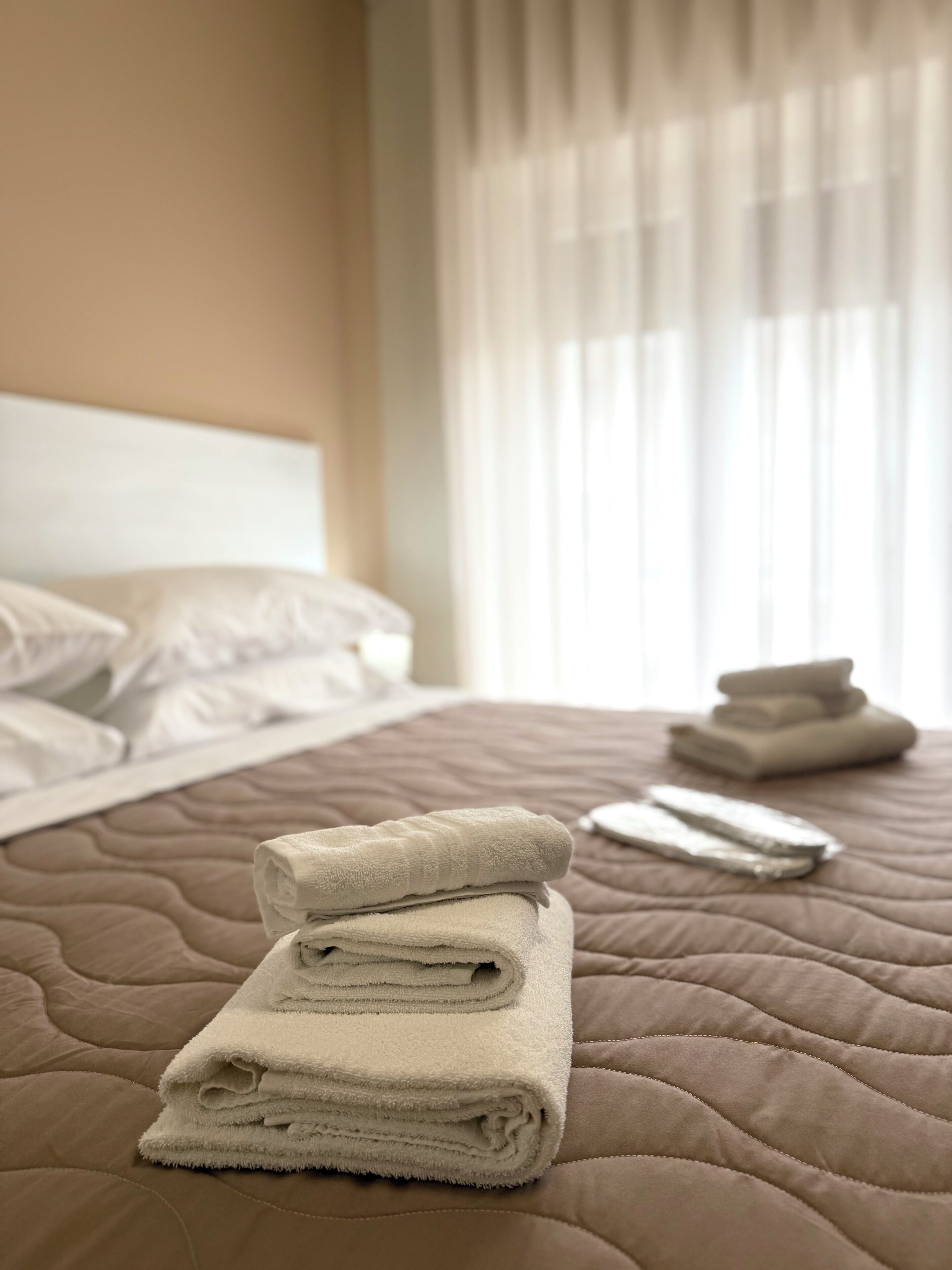 เตียงพร้อมฟูกเสริมที่นอน, มินิบาร์, โต๊ะทำงาน