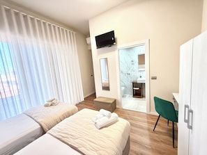 Habitación Deluxe con 1 cama matrimonial o 2 individuales, balcón | Escritorio, espacio para trabajar con laptop y cortinas blackout