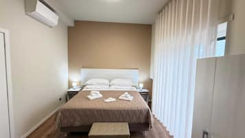 Doppia Deluxe, 1 letto king, balcone, vista città | Biancheria in cotone egiziano, biancheria da letto di alta qualità