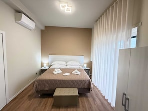 Quarto casal luxo, 1 cama King, sacada, vista para a cidade | Roupas de cama de algodão egípcio, roupas de cama premium