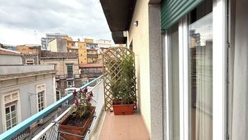 Deluxe-Doppel- oder -Zweibettzimmer, Balkon | Terrasse/Patio