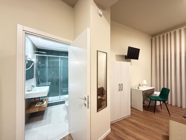 Habitación Deluxe, vista a la ciudad | Baño | Secadora de cabello, pantuflas, toallas, jabón