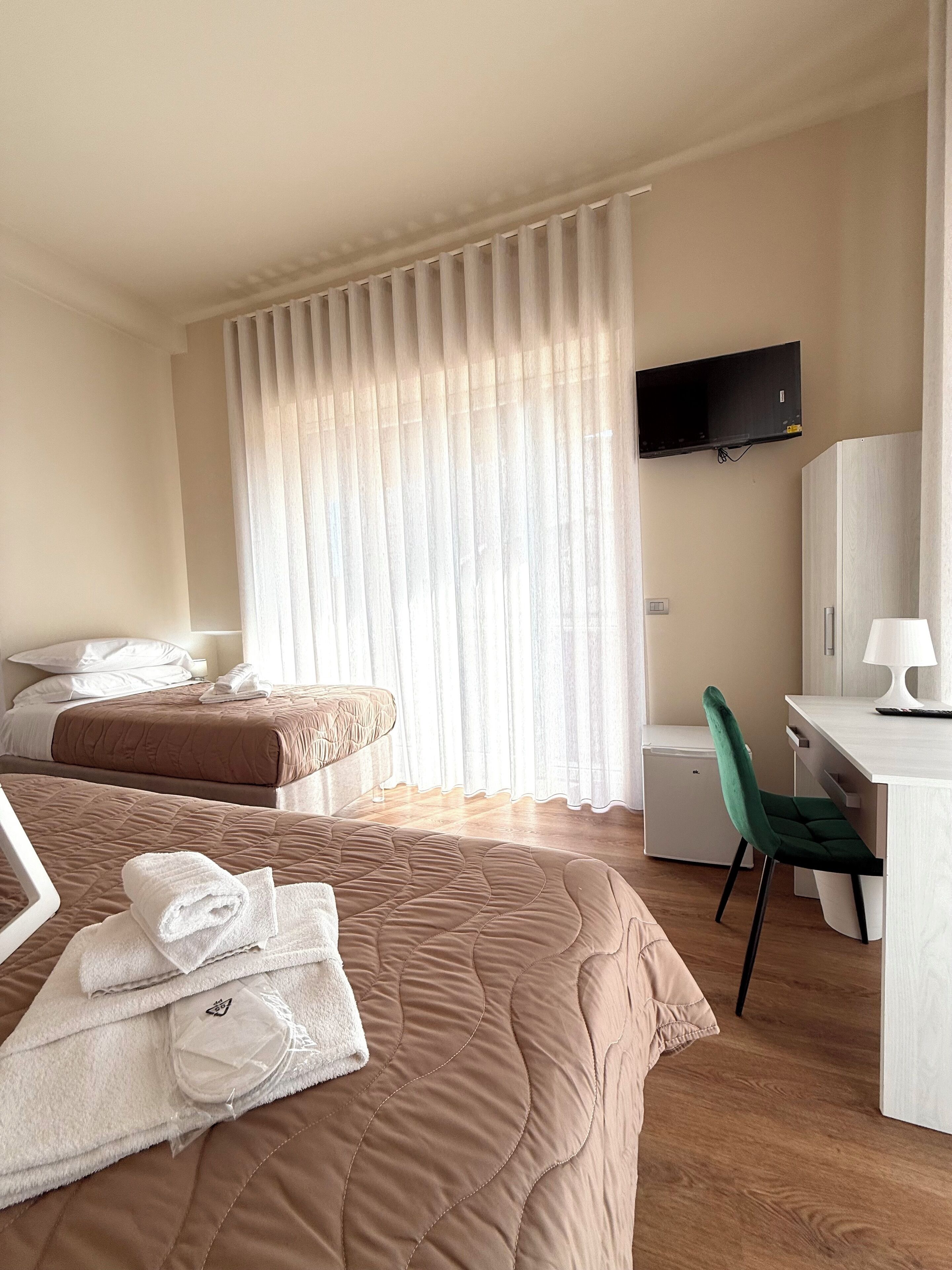 Luksus-suite | Skrivebord, arbejdsområde til bærbare computere, mørklægningsgardiner