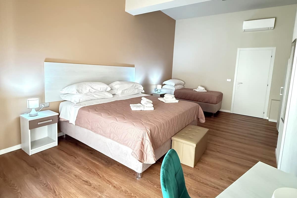 Deluxe Room, City View | Egyptian cotton sheets, premium bedding, pillowtop beds, minibar