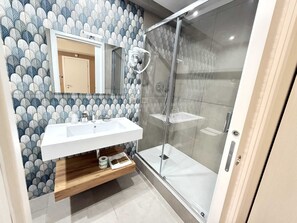 Luxury Triple Room, City View | Bathroom | Shower, rainfall showerhead, free toiletries, hair dryer