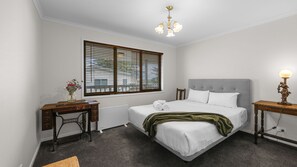 Iron/ironing board, free WiFi, bed sheets - Beach Retreat - Centrally located neat unit (Warrnambool)