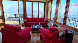 Télévision, cheminée, table de tennis de table