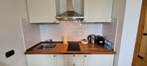 Køleskab, mikrobølgeovn, ovn, kogeplade