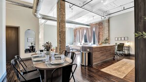 Dining - Cozy Penthouse Apt w/Free Valet, Gym, Pool, View (Dallas)