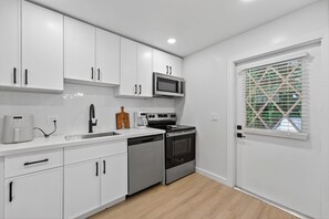 Private kitchen - 
The Drift - 2 Miles to Atlantic Ave (Delray Beach)