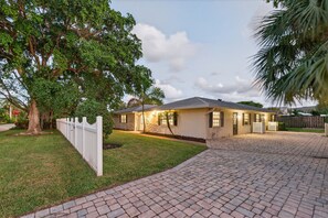 Exterior - 
The Drift - 2 Miles to Atlantic Ave (Delray Beach)