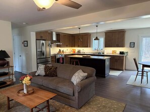 Living area - Serene 3-bedroom house in Bethel perfect for your getaway (Bethel)