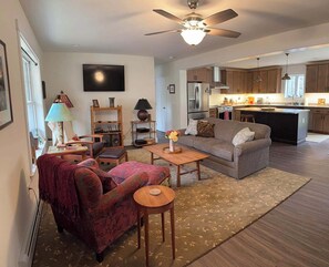 Living area - Serene 3-bedroom house in Bethel perfect for your getaway (Bethel)