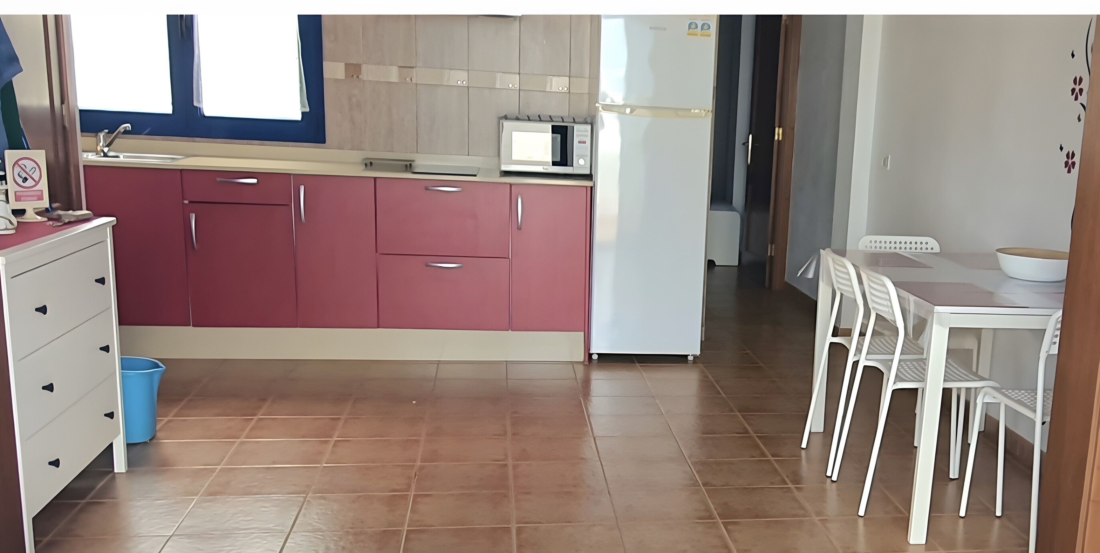 Frigorifero, microonde, piano cottura, macchina per tè/caffè