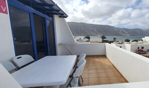 Outdoor dining - Vacation Home 'Rojo' with Sea View and Wi-Fi (Caleta de Sebo)