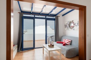 TV - Vacation Home 'Rojo' with Sea View and Wi-Fi (Caleta de Sebo)
