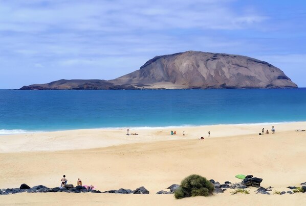 Beach nearby - Vacation Home 'Rojo' with Sea View and Wi-Fi (Caleta de Sebo)