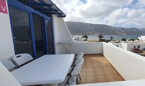 Outdoor dining - Vacation Home 'Rojo' with Sea View and Wi-Fi (Caleta de Sebo)