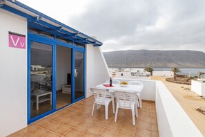 Outdoor dining - Vacation Home 'Rojo' with Sea View and Wi-Fi (Caleta de Sebo)
