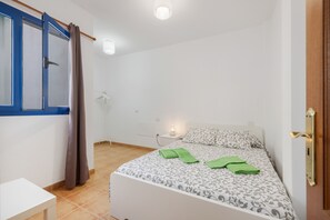 Tabla de planchar con plancha, wifi, ropa de cama