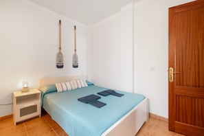 Iron/ironing board, WiFi, bed sheets