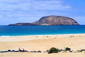 Beach nearby - Vacation Home 'Azul' with Sea View, Private Terrace and Wi-Fi (Caleta de Sebo)