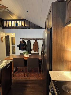 Dining - Charming 2-bedroom lake house with AC in Parsonsfield (Parsonsfield)