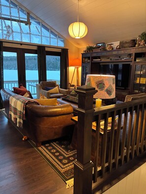 Living area - Charming 2-bedroom lake house with AC in Parsonsfield (Parsonsfield)