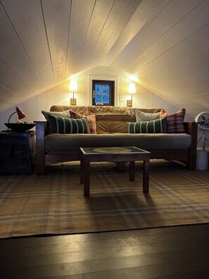 Living area - Charming 2-bedroom lake house with AC in Parsonsfield (Parsonsfield)