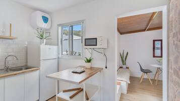 Réfrigérateur, micro-ondes, plaque de cuisson, cafetiÚre/bouilloire