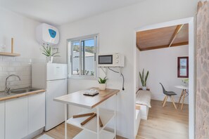 Kjøleskap, mikrobølgeovn, kokeplater og kaffetrakter/tekoker