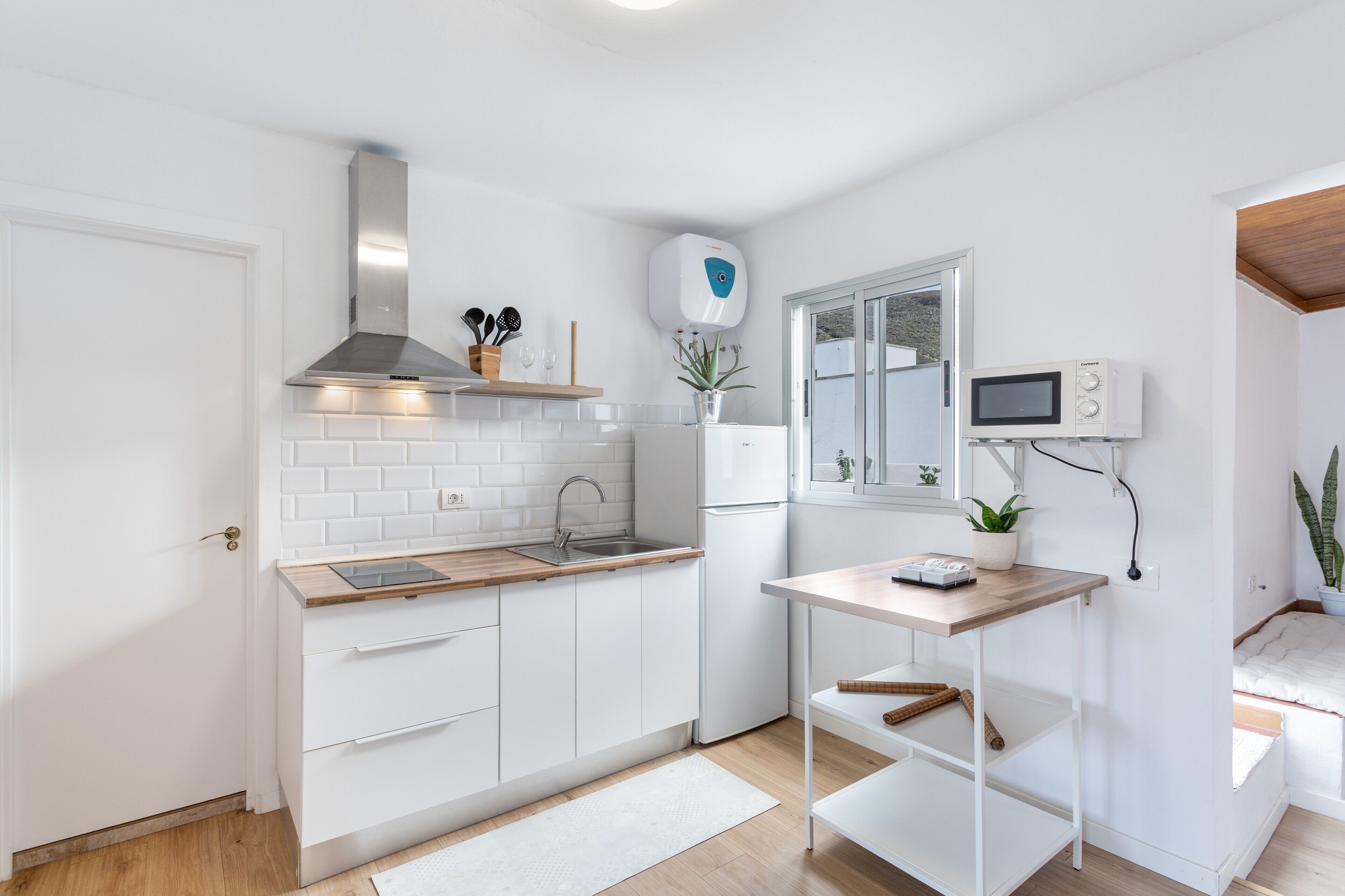 Kylskåp, mikrovågsugn, spishäll och kaffe- och tebryggare