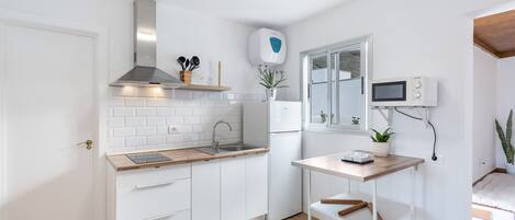 Réfrigérateur, micro-ondes, plaque de cuisson, cafetière/bouilloire