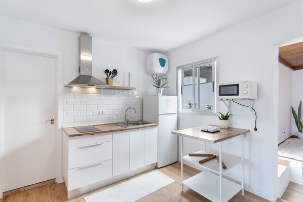 Fridge, microwave, stovetop, coffee/tea maker