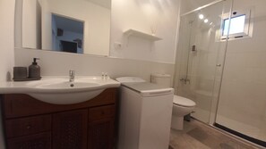 Een douche, een haardroger, handdoeken