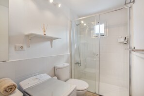 Douche, sèche-cheveux, serviettes fournies