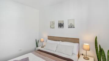 Planxa i posts de planxar, wifi i roba de llit