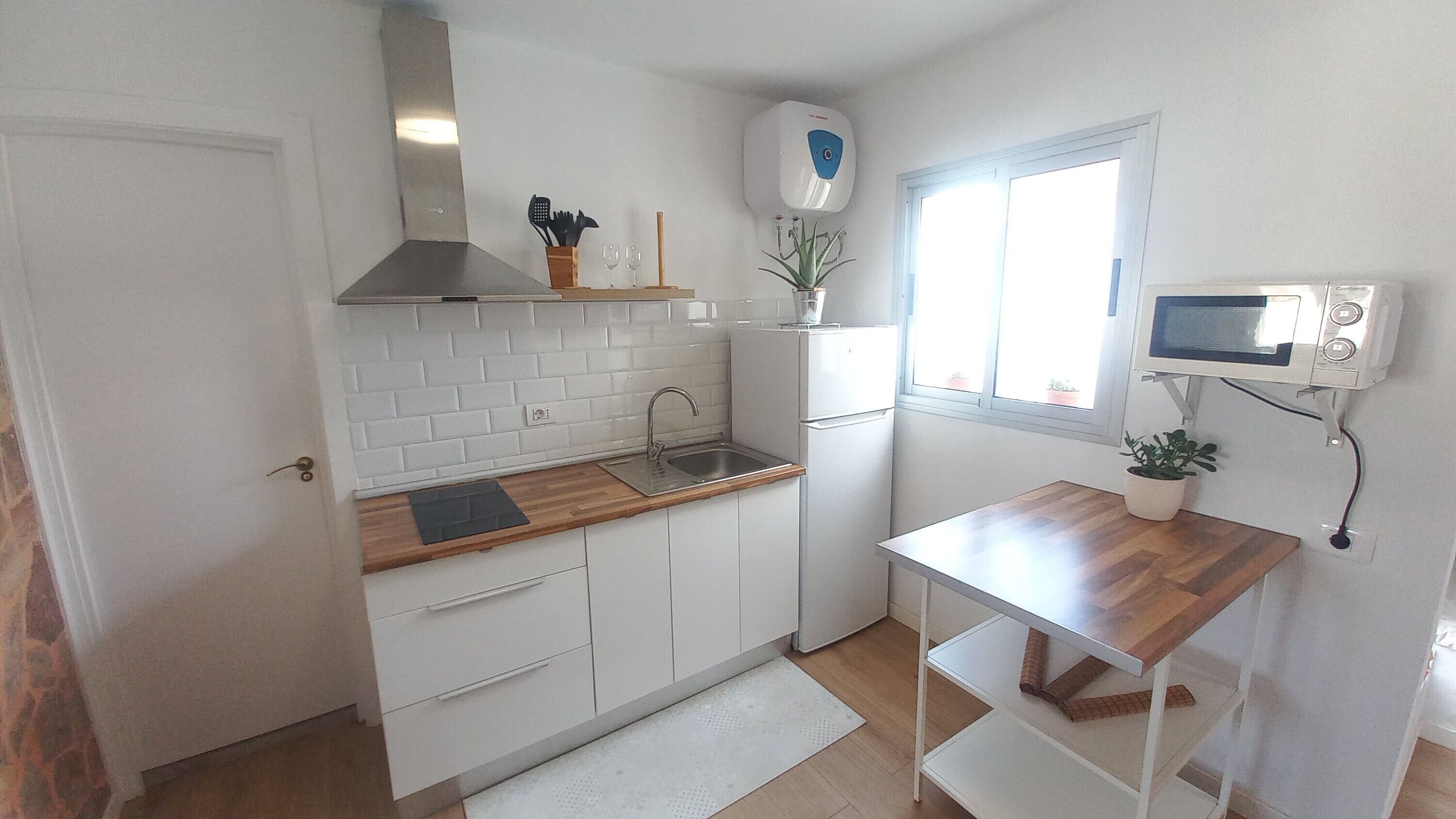 Kühlschrank, Mikrowelle, Herdplatte, Wasserkocher mit Kaffee-/Teezubehör